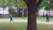 Em vídeo, policial atira 8 vezes em homem negro desarmado