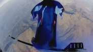 Chileno em voo de wingsuit atravessa bandeira rente a vulcão