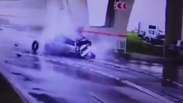 Vídeo flagra carro caindo de viaduto; 2 pessoas saem andando