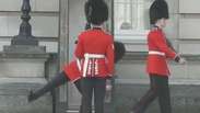Guarda cai durante troca de turno no Palácio de Buckingham