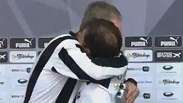Presidente do Botafogo invade coletiva e abraça René Simões