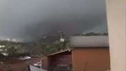 "Tá voando tudo!": vídeo mostra pânico durante tornado em SC