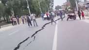 Vídeo amador mostra estrada rachada após terremoto no Nepal