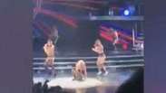Britney torce o tornozelo e dança sentada no chão em show
