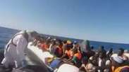 Itália resgata 220 imigrantes que tentavam chegar ao país