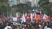 Milhares de pessoas participam de caminhada com os professores em Curitiba