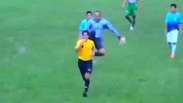 Pelas costas, goleiro agride árbitro com voadora no Peru