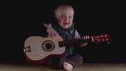 Banda de um bebê só: pai filma bebê "tocando" instrumentos