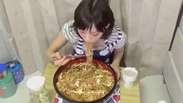 Comilona! Japonesa devora 4 quilos de macarrão em 3 minutos
