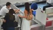 De vestido branco, Marquezine faz check-in no Rio de Janeiro