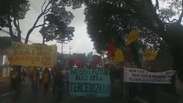 Alunos e professores da USP protestam contra terceirização