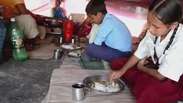 Crianças voltam às aulas após tremor no Nepal