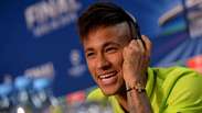 Neymar quer beijinho na taça e diz: "maior jogo da carreira"