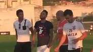Dentinho visita ex-companheiros em treino do Corinthians