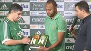 Palmeiras: Mattos recebe Alecsandro na Academia de Futebol