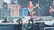 Dave Grohl cai do palco e quebra perna em show; veja momento