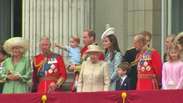 Família real (quase) completa aparece em sacada em Londres