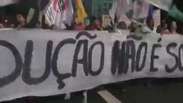 Jovens fecham avenida Paulista contra reduçāo da maioridade