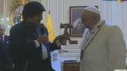 Na Bolívia, papa Francisco ganha crucifixo comuista de Evo