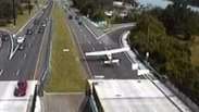 Avião faz pouso de emergência em avenida movimentada nos EUA