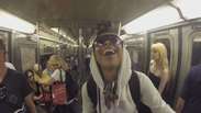 Cantora vencedora de Grammy canta e é ignorada no metrô