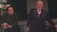 Astronauta Buzz Aldrin e John Travolta dão show de rebolado