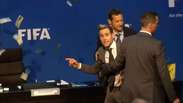 Presidente da Fifa é surpreendido com 'chuva de dólares'