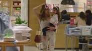 Mãezona: Grazi Massafera brinca com Sophia em shopping