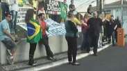 Escolta "dribla" manifestantes na chegada de José Dirceu à sede da PF 