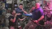 Astronautas experiementam alface cultivada no espaço