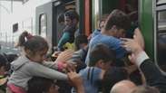 Trem com refugiados rumo à Áustria é parado em fronteira