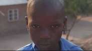 Sem comida, menino do Malauí vai à escola de barriga vazia
