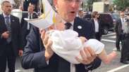 Bebê vestida de papa chama atenção de pontífice nos EUA