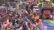 Parada gay reúne centenas de pessoas em Copacabana