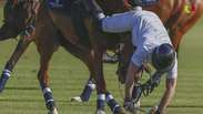 Príncipe Harry cai de cavalo durante partida de polo