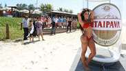 A modelo Aline Riscado parou a praia para inaugurar chuveiro no Rio
