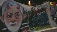 Centenas de pessoas protestam em SP contra nomeação de Lula