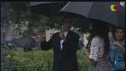 Obama e família passeiam por Havana Velha debaixo de chuva