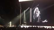 Público "salva" Adele após microfone falhar durante show