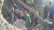 Equipes resgatam sobreviventes de forte terremoto na Itália