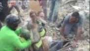 Menina é resgatada de escombros após terremoto na Itália