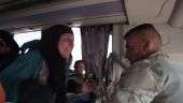 Soldado iraquiano reencontra mãe por acaso em ônibus com refugiados de Mossul