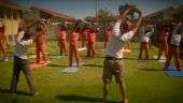 A prisão controlada por gangues que acalma detentos com ioga na África do Sul