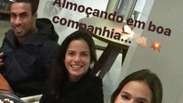Bruna Marquezine posa abraçada a Neymar em restaurante com amigos: 'Desfrutando'
