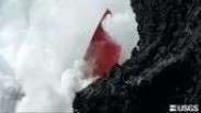 Imagens mostram fenômeno raro de 'mangueira de fogo' em fissura de vulcão no Havaí