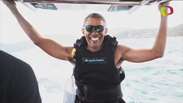 Longe das tensões da Casa Branca, Obama volta a surfar
