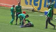 Goleiro do Palmeiras finge lesão em pegadinha com médico, mas leva ovada depois
