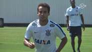 Jadson dá passe de calcanhar e arrisca lançamentos em jogo-treino do Corinthians
