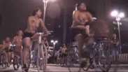 Ciclistas nus protestam contra violência no trânsito