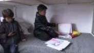 Menino afegão que vive em campo de refugiados ganha apelido de 'Pequeno Picasso'